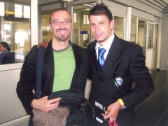 Reçu à l'aéroport de Belgrade par M. Kezman, vedette de football en partance pour la coupe du monde 2006