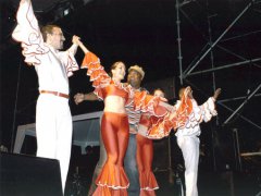 Invité à danser sur scène pendant le concert de Los Van Van, Lyon (France) 2004