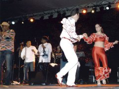 Invité à danser sur scène pendant le concert de Los Van Van, Lyon (France) 2004