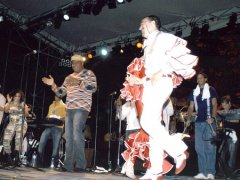 Invité à danser sur scène pendant le concert de Los Van Van, Lyon (France) 2004