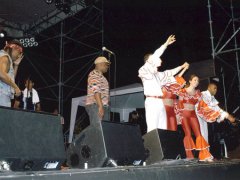 Invité à danser sur scène pendant le concert de Los Van Van, Lyon (France) 2004